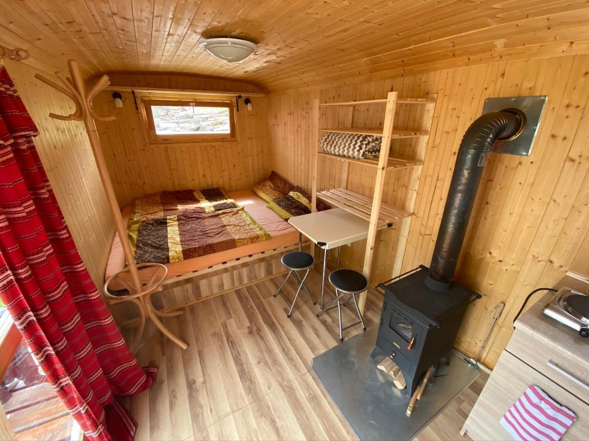 Maringotka Na Samote Na Kozi Farme Hotel Pobezovice Bagian luar foto